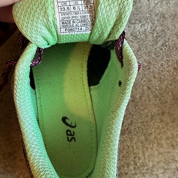 Women’s ASICS - Picture 3 of 3